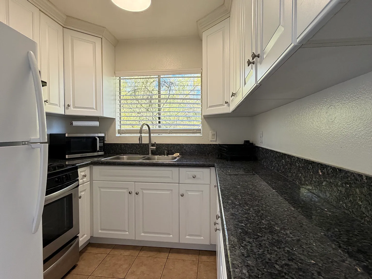 2 bed, 850 sqft, $2,500 — Photo 3