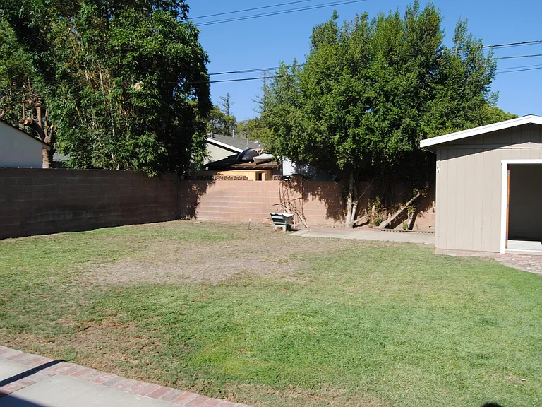 748 N Doan Dr — Photo 19