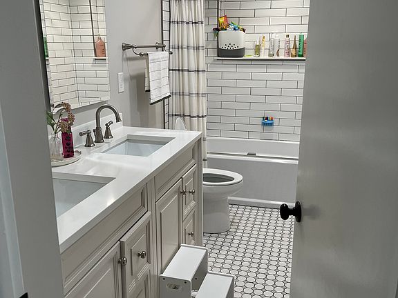 4th image of 3835 W Albion Ave #2