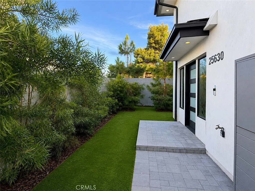 2 bed, 2.5 bath, 1049 sqft, $3,950 — Photo 3