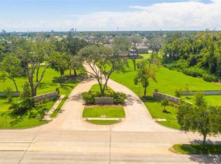 407 Bentwood Way, Clute, TX 77531