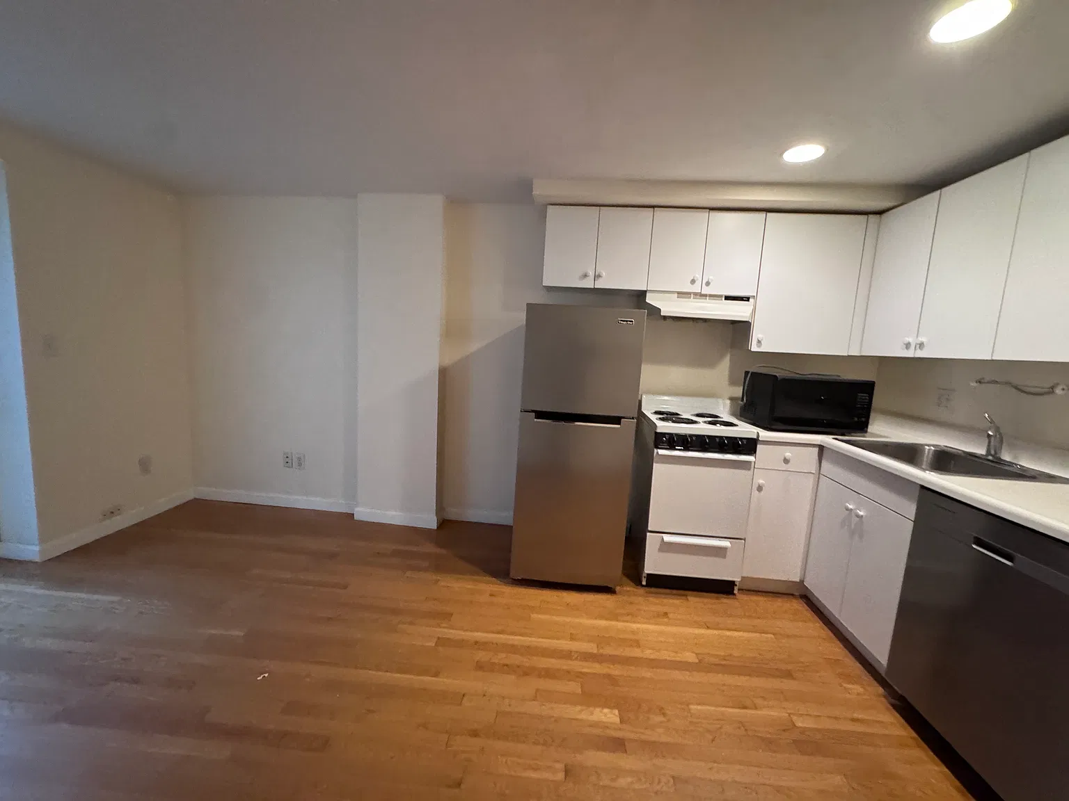 1 bed, $2,599 — Photo 4