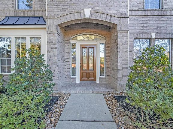 Pretty entry way and covered front porch.
