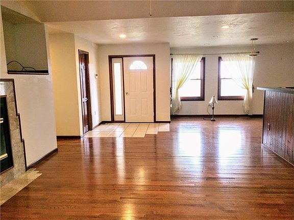 3rd image of 205 Veneze Dr