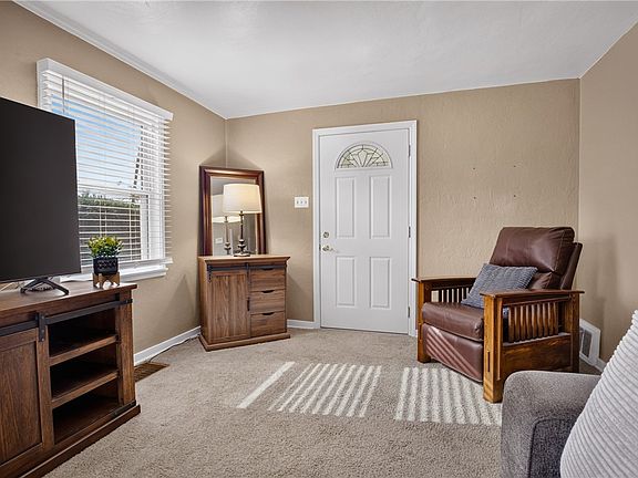 5th image of 1591 Greencrest Dr