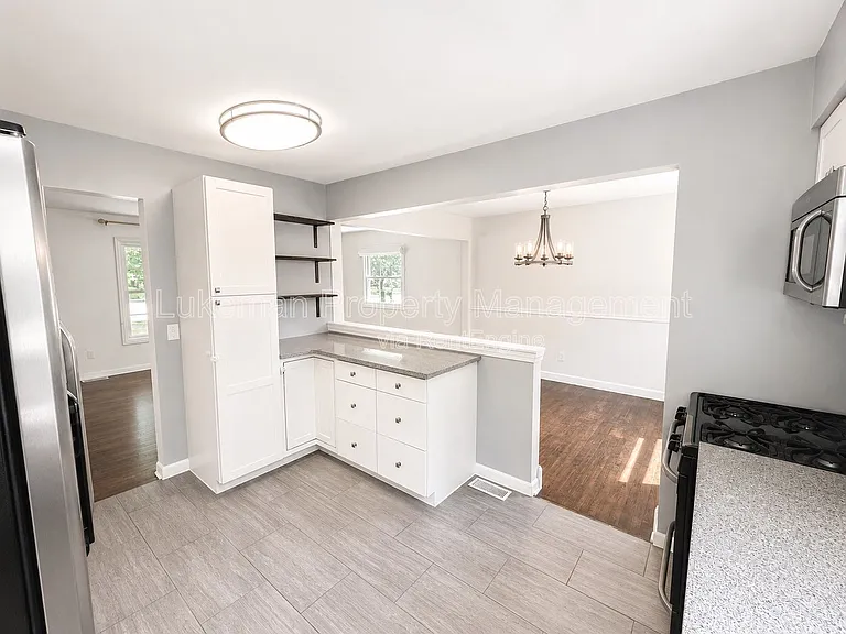 6318 Avon St — Photo 2