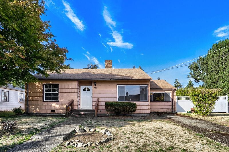 2nd image of 910 NE 113th Street