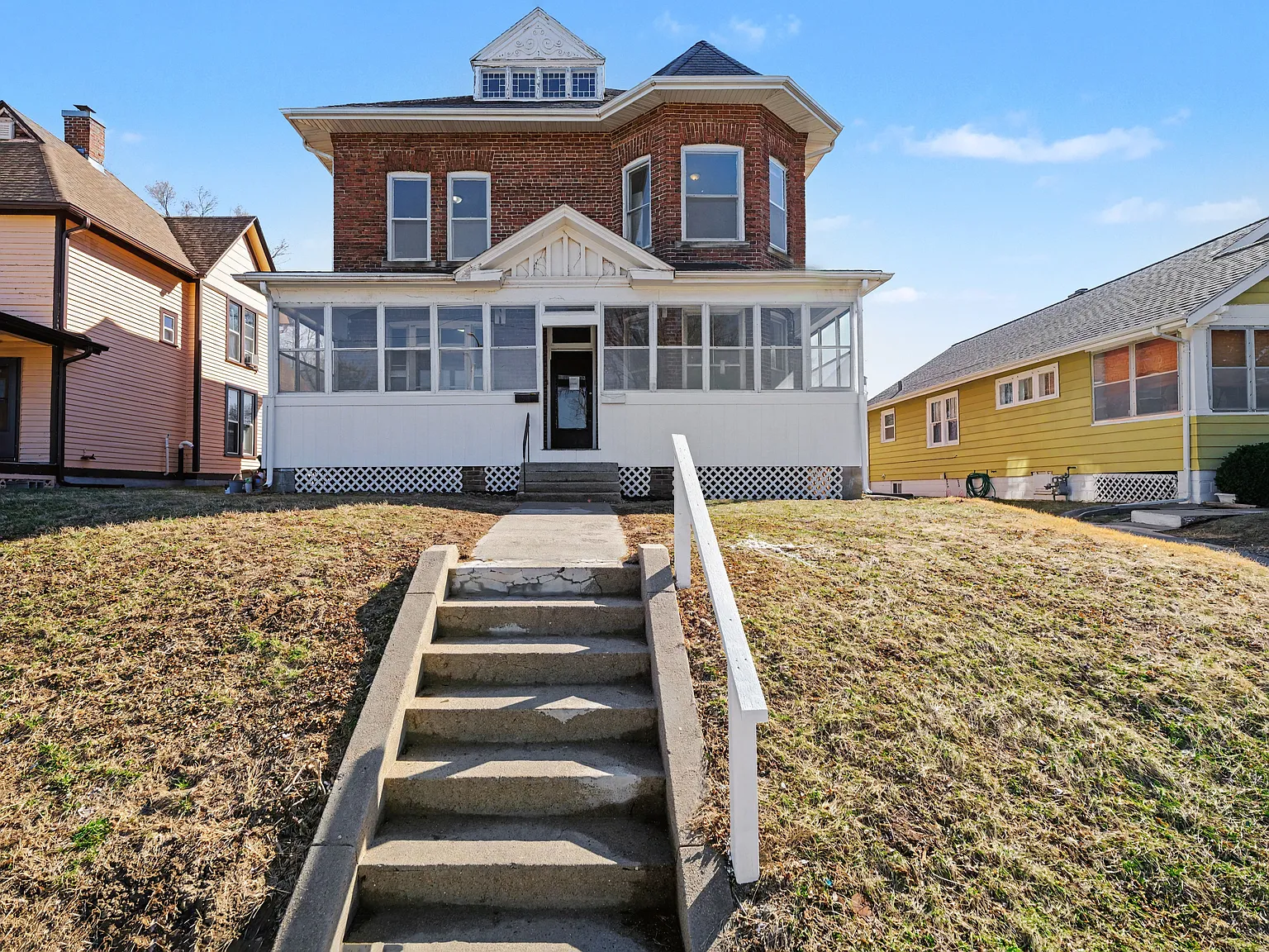 3 bed, 120 sqft, $1,600 — Photo 1