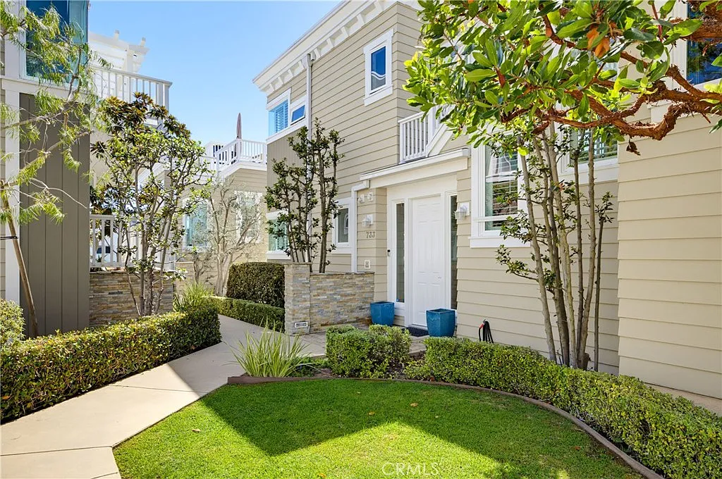 3 bed, 3.5 bath, 1930 sqft, $9,950 — Photo 1