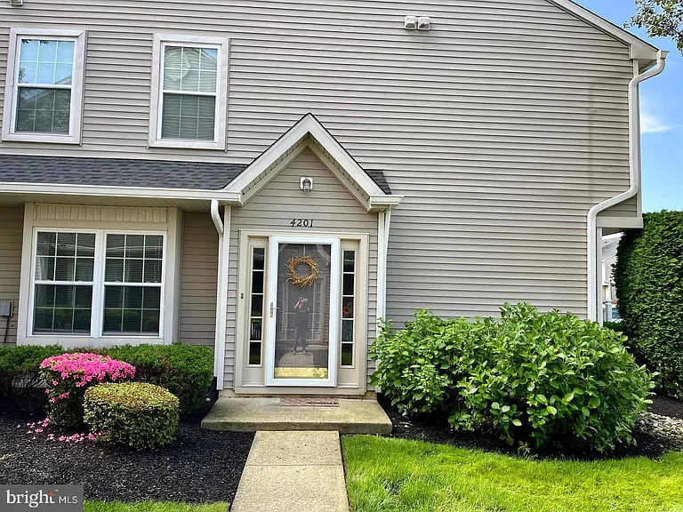 4201 Grenwich Ln — Photo 2
