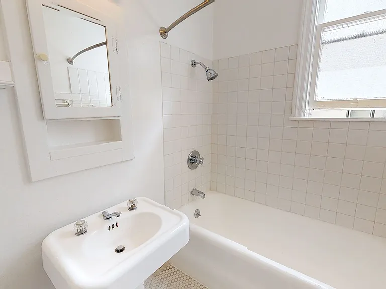 430 9th Ave — Photo 8