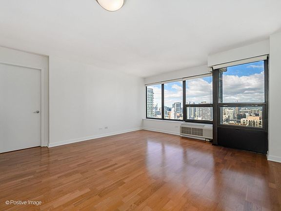 5th image of 30 E Huron St APT 3506