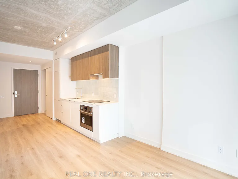 161 Roehampton Ave #318 — Photo 8