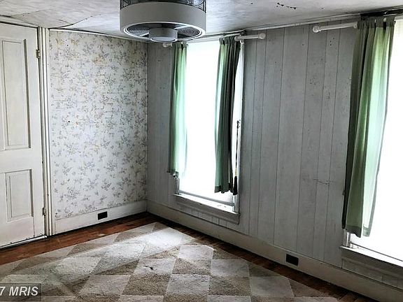 4th image of 242 W Queen St