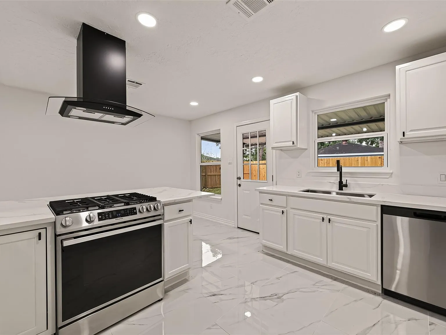 5 bed, 3.0 bath, 1837 sqft, $2,650 — Photo 3