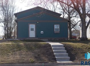 429 S Lee Ave, Madison, SD 57042
