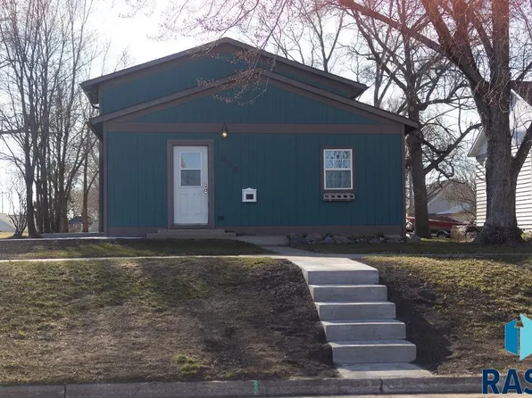 429 S Lee Ave, Madison, SD 57042