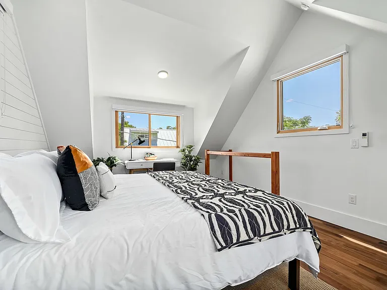 1105 E 9th St #2 — Photo 28