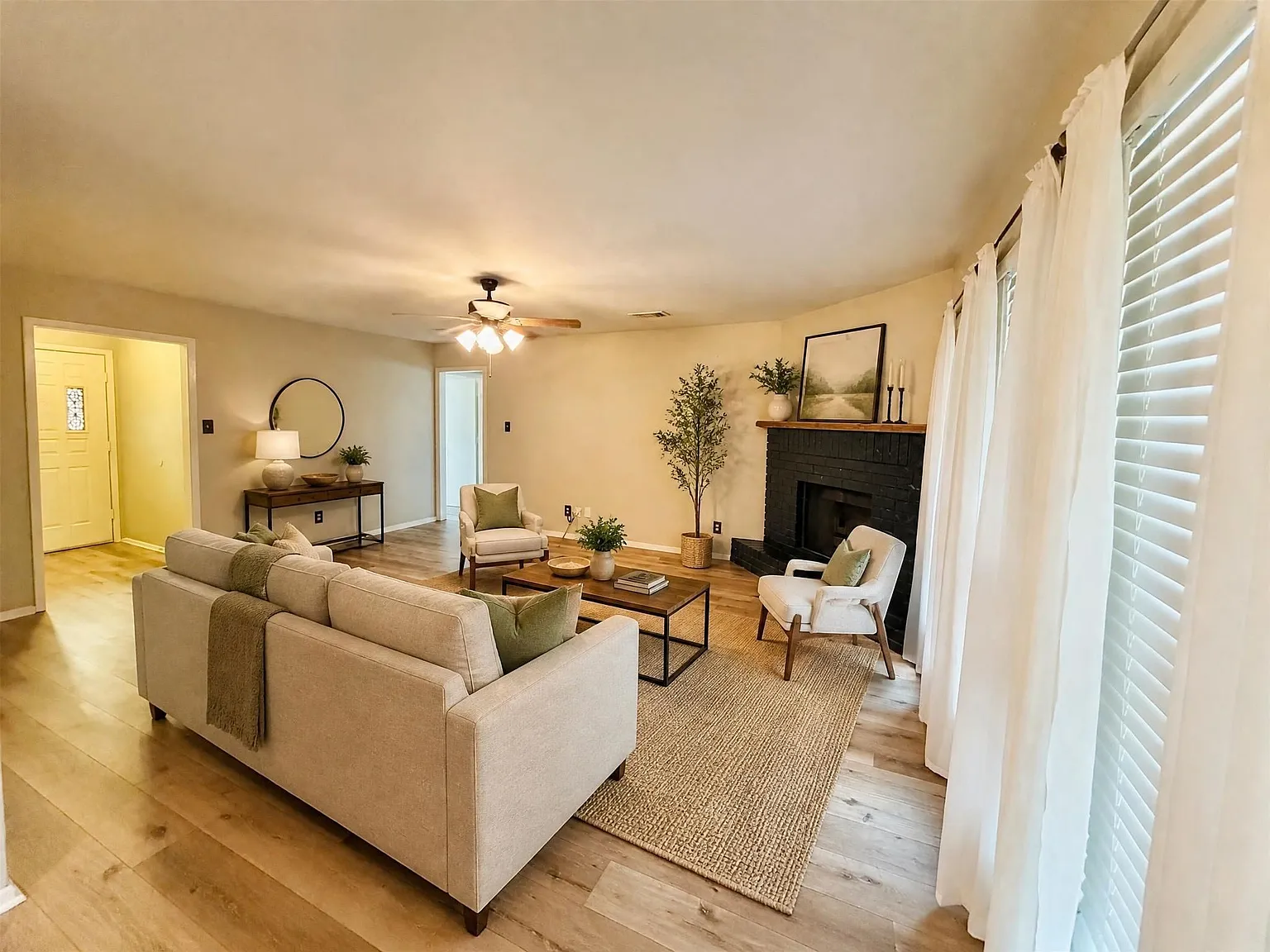 3 bed, 1311 sqft, $2,200 — Photo 4