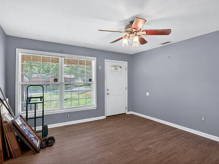 1621 Cloverdale Dr — Photo 3