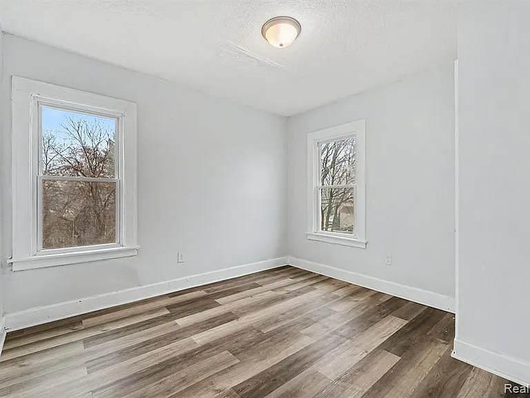 20 Frank St #2 — Photo 8