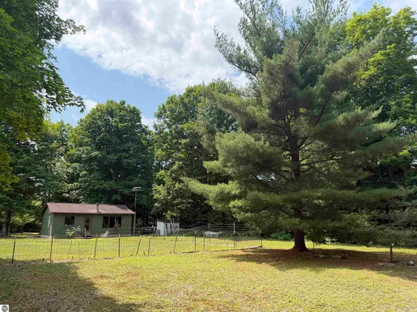 13544 Aylsworth Rd, Beulah, MI 49617