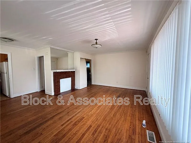 2 bed, 1.0 bath, $1,400 — Photo 3