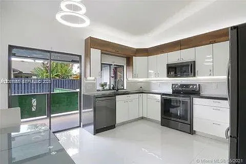 270 SE 7th St — Photo 6