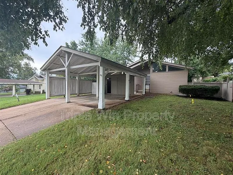 2450 Jenkee Dr — Photo 2