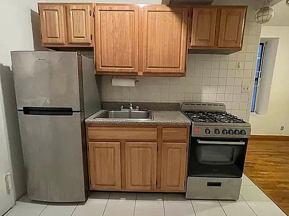 4th image of 302 Mott St APT 6
