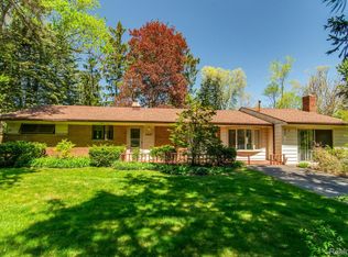 1147 Minda Ct, Walled Lake, MI 48390