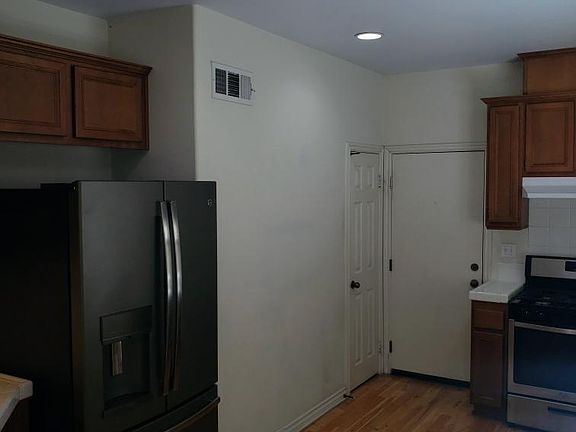 2nd image of 1225 W Ivy Ter
