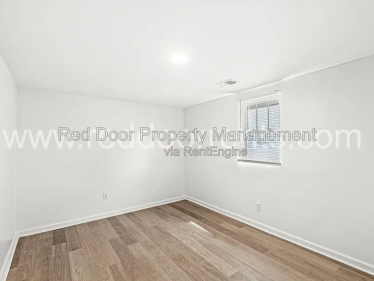 1037 W 30th St — Photo 15