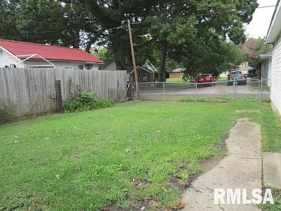3rd image of 1215 E Maywood Ave