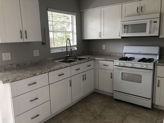 3rd image of 249 NE Floresta Dr