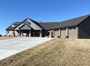 5600 Hay Meadow Rdg, Hastings, NE 68901