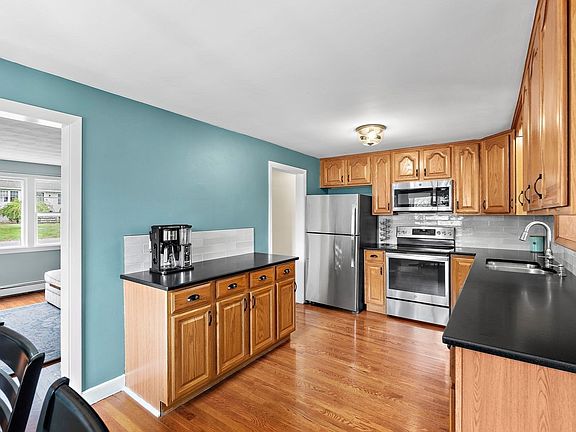 3rd image of 82 Edsel Rd