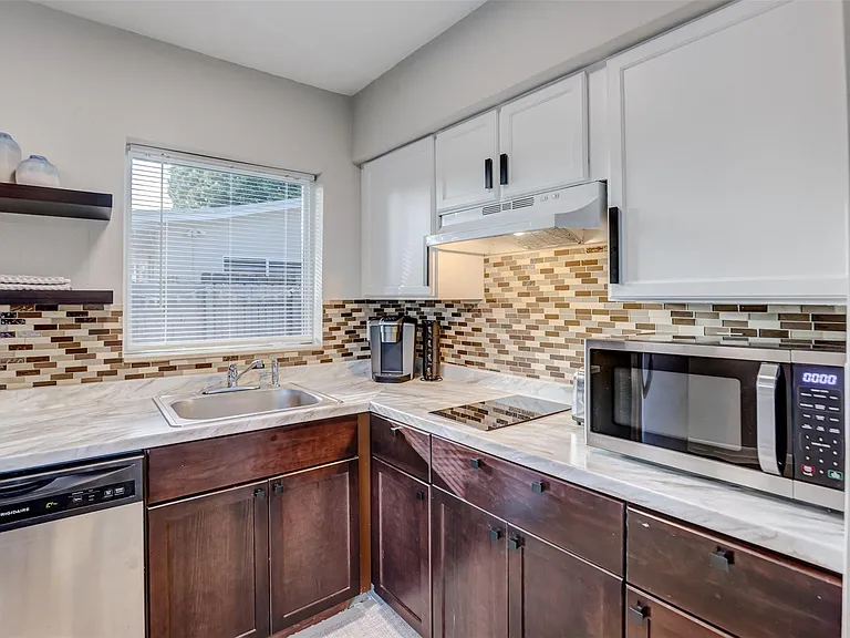 1005 NE 17th Ct — Photo 8