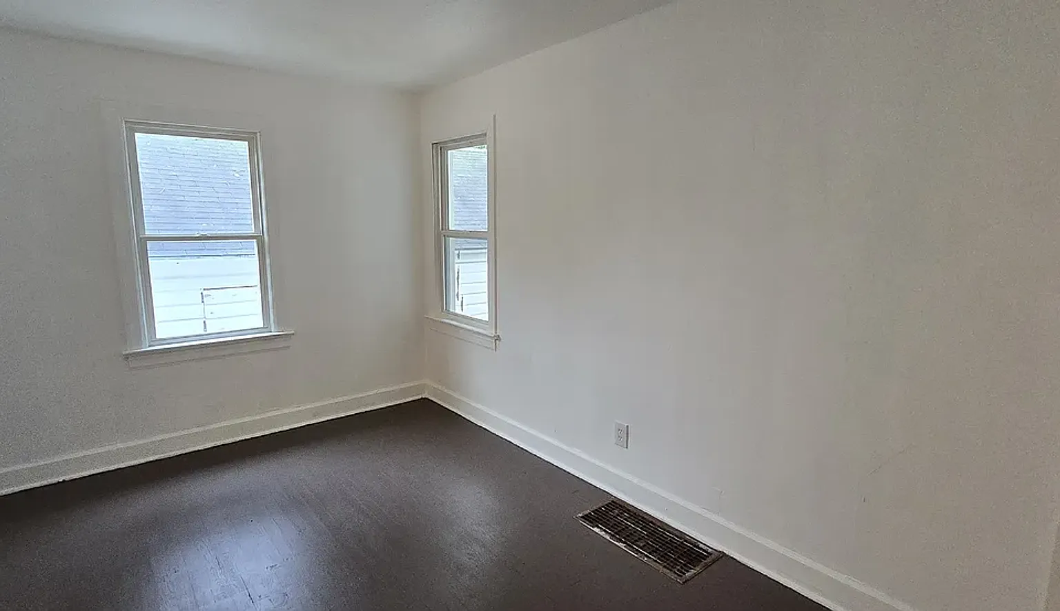 2 bed 1 bath 2 car garage — Photo 3