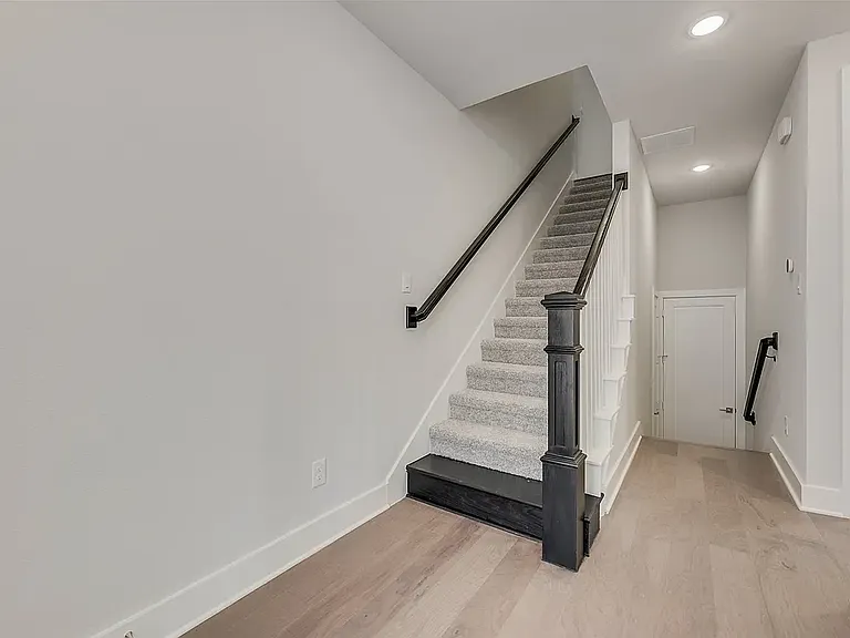 920 Ash Rd — Photo 3