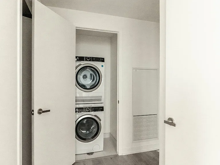 138 Downes St E #5606 — Photo 11