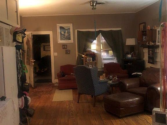 3rd image of 409 Washington St