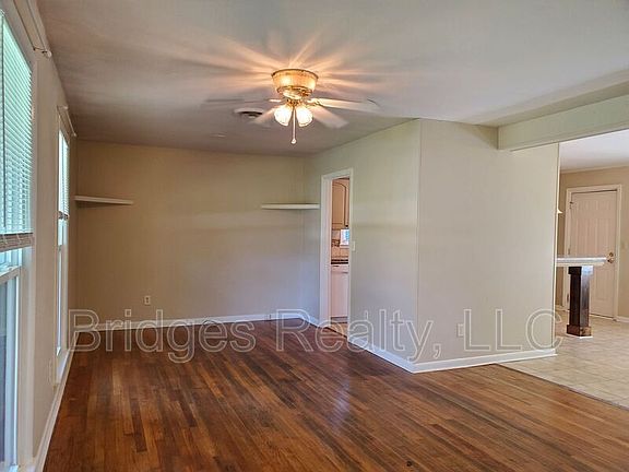 3rd image of 3720 Columbia Dr