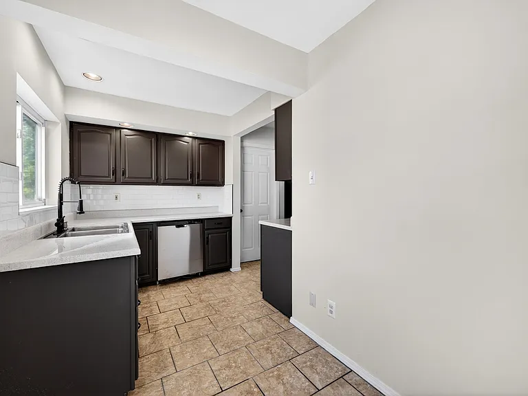 3945 Crosby Dr — Photo 8