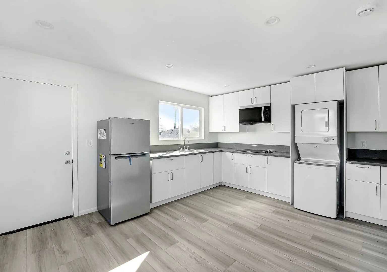 1512 Pennsylvania Newly Renovated Apartments — Photo 4