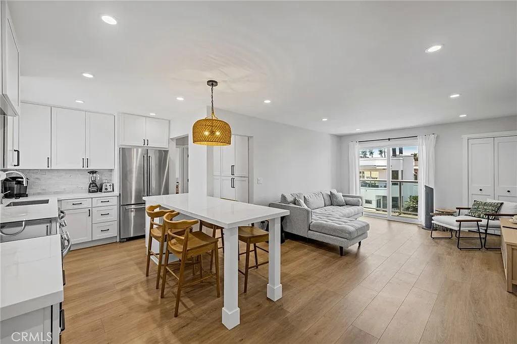 2 bed, 879 sqft, $6,950 — Photo 3