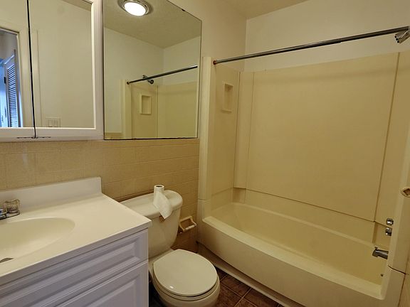 3rd image of 2187 Oakridge Dr #B