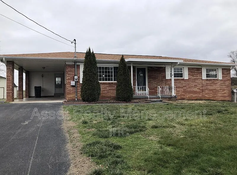 4 bed, 3.0 bath, 1942 sqft, $2,195 — Photo 2