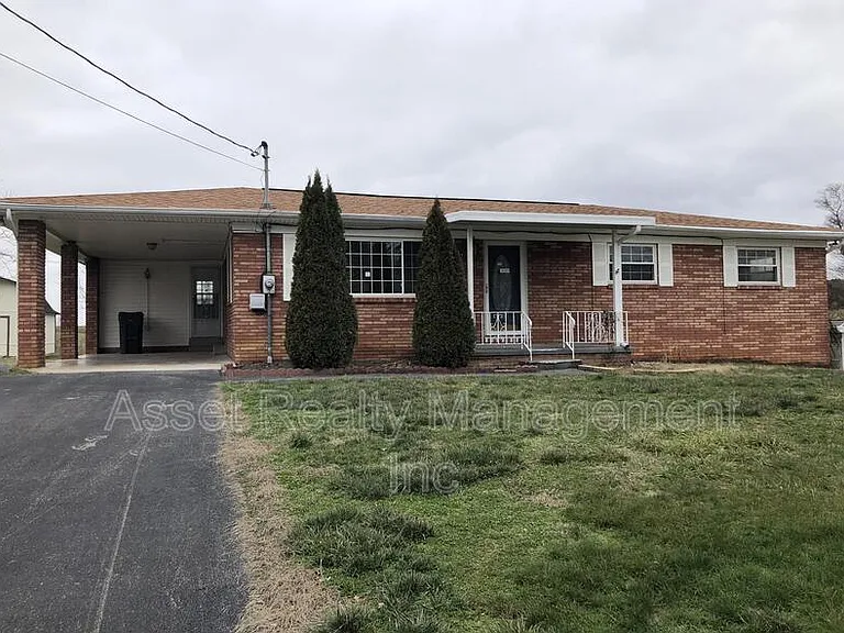 218 Britton Dr — Photo 2