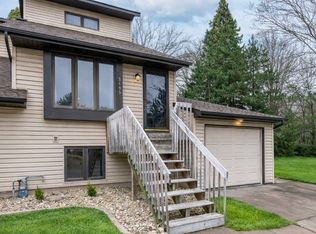 3495 Fairview Dr, Bettendorf, IA 52722